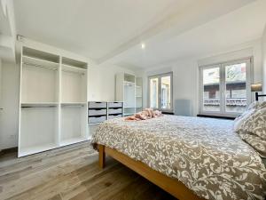 ein Schlafzimmer mit einem großen Bett mit weißen Schränken in der Unterkunft Graoully Saint Louis in Metz