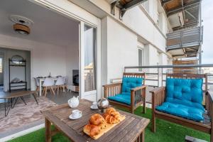 サン・プリエストにあるL'Excellent - Grand Cinema - Grand Marché - Netflixのバルコニー(テーブル、椅子付)