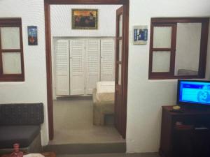 TV a/nebo společenská místnost v ubytování Santorini Breeze , Infinity Blue