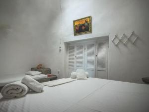 Postel nebo postele na pokoji v ubytování Santorini Breeze , Infinity Blue