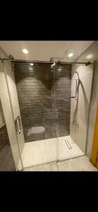 برج داماك - عمان اللويبدة العبدلي البوليفارد في عمّان: كشك دش زجاجي مع مرحاض في الحمام