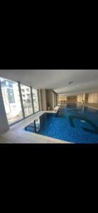 برج داماك - عمان اللويبدة العبدلي البوليفارد في عمّان: مسبح كبير مع ماء ازرق في مبنى