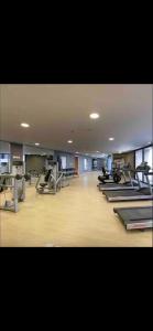 برج داماك - عمان اللويبدة العبدلي البوليفارد في عمّان: صالة ألعاب رياضية مع صفيف من معدات الدرجات والبلاطات +51 صورة