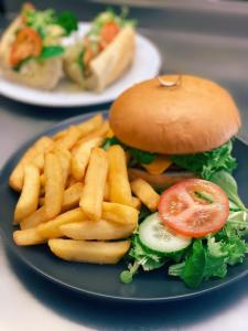 アバーデアにあるDare Valley Accommodation and Campsiteのサンドイッチとフライドポテトが載った青い皿