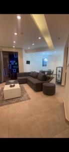 برج داماك - عمان اللويبدة العبدلي البوليفارد في عمّان: غرفة معيشة بها أريكة وطاولة