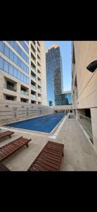 uitzicht op een zwembad in een gebouw bij برج داماك - عمان اللويبدة العبدلي البوليفارد in Amman +34 foto's