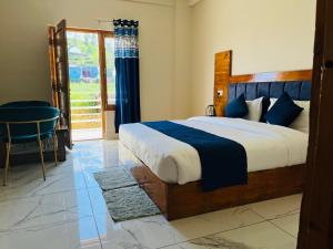 Ένα ή περισσότερα κρεβάτια σε δωμάτιο στο Himalayan Hill Top Resort
