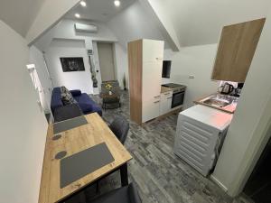 a living room with a couch and a table in a kitchen at Ferienwohnung zur Fröhlichkeit II in Niederdorla
