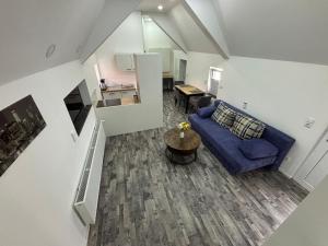 an overhead view of a living room with a blue couch at Ferienwohnung zur Fröhlichkeit II in Niederdorla