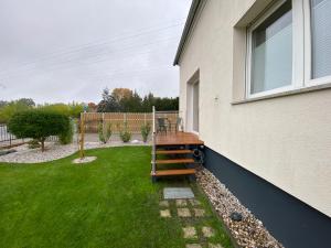 a backyard with a wooden bench next to a house at Atelier 1a in Cottbus