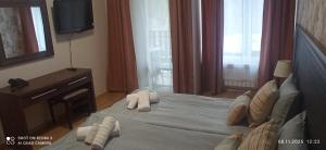 Postel nebo postele na pokoji v ubytování Луксозен СПА апартамент "Цвети" в Балнео хотел "Свети Спас" - Минерална вода,гледка и уют