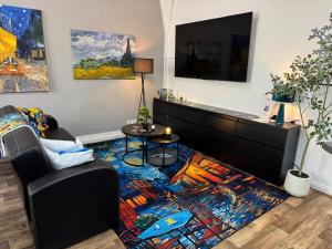 a living room with a colorful rug on the floor at Apartment Van Gogh in Osterburg Siedlung
