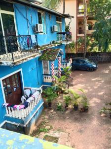 a blue building with a bench in front of it at Casa Sumanjo in Calangute +8 photos