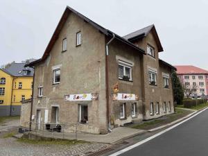 um velho edifício de tijolos ao lado de uma rua em Apartmán v pekárně em Vejprty mais 2 fotografias