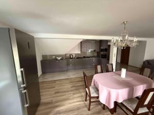 uma sala de jantar com uma mesa e uma cozinha em Apartmán v pekárně em Vejprty