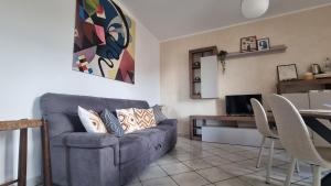 a living room with a couch and a table at Terrazza Mira - Vista panoramica e parcheggio a Todi in Todi