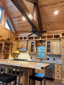 Η κουζίνα ή μικρή κουζίνα στο Peaceful Cabin with Dock and Pond Views in Georgia