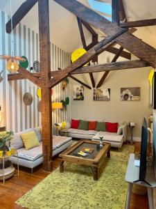 リスボンにあるスタジオズ ウィズ メザニン ルア ダ モエーダのソファとテーブルのあるリビングルーム