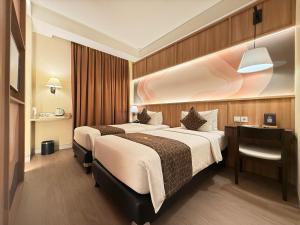 Postel nebo postele na pokoji v ubytování Crystal Lotus Hotel Yogyakarta + 49 fotografií