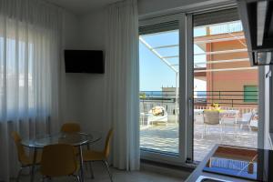 sala de estar con mesa y puerta corredera de cristal en Santa Tecla Flats, en Maiori