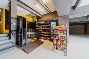 Et supermarked eller andre butikker i lejligheden eller i nærheden