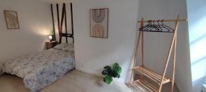 - une chambre avec un lit et un hamac dans l'établissement 102 Duplex Familial de Charme avec Colombages en Immersion Historique et Confort au Cœur de la Ville, à Bourges