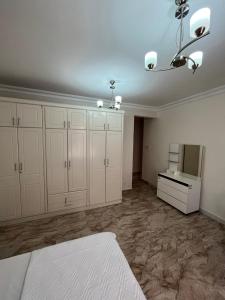 Una cama o camas en una habitación de Moon hostel 20 fotos más