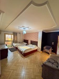 Postel nebo postele na pokoji v ubytování royal pyramids palace