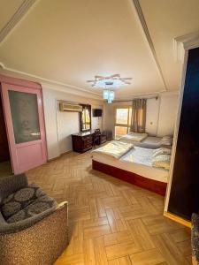 Postel nebo postele na pokoji v ubytování royal pyramids palace + 3 fotografie