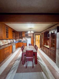 Kuchyň nebo kuchyňský kout v ubytování royal pyramids palace