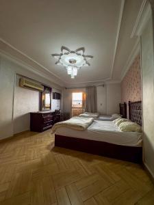 Postel nebo postele na pokoji v ubytování royal pyramids palace