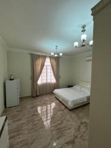 スィーブにあるMoon hostelの広いベッドルーム(ベッド1台、窓付) +20枚の写真