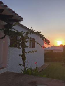 een wit huis met een plant voor een zonsondergang bij Binibeca Panorama incredibile in Sant Lluis