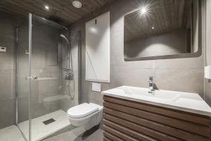 een badkamer met een wastafel, een toilet en een douche bij Fjellnest Hemsedal in Hemsedal +36 foto's