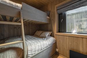 een slaapkamer met een stapelbed en een raam bij Fjellnest Hemsedal in Hemsedal