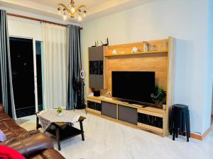 Μια τηλεόραση ή/και κέντρο ψυχαγωγίας στο Family Villa with Pool, Garden near Aonang beach