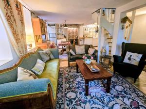 un soggiorno con divani e un tavolino da caffè di HR Cottage am Honigbach a Coesfeld