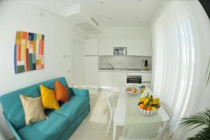 Una sala de estar con un sofá azul y una mesa. en Santa Tecla Flats, en Maiori 15 fotos más