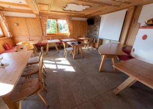 Μια τηλεόραση ή/και κέντρο ψυχαγωγίας στο JAUCHZA! Berg Apartments mit 360 Grad Blick