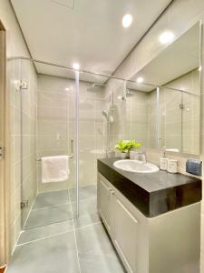 ein Badezimmer mit Waschbecken und Dusche in der Unterkunft Licity Cosy Apartment near Old Quarter Hanoi 100m2 in Hanoi