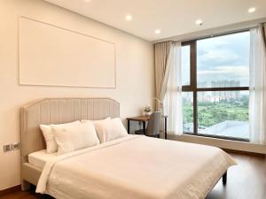 ein Schlafzimmer mit einem Bett und einem großen Fenster in der Unterkunft Licity Cosy Apartment near Old Quarter Hanoi 100m2 in Hanoi + 17 Fotos