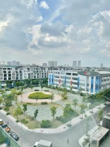 Blick auf eine Stadt mit Gebäuden und Park in der Unterkunft Licity Cosy Apartment near Old Quarter Hanoi 100m2 in Hanoi