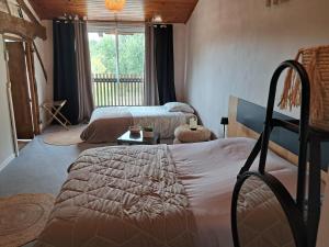 una camera da letto con due letti e una finestra di Gîte En Gélion a Sarrant Altre 87 foto