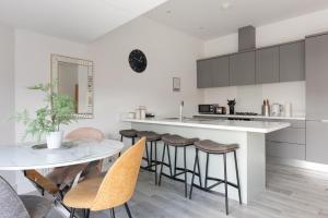 een keuken met een tafel en stoelen en een aanrecht bij Luxury Fully Equipped Kitchen Ormeau Park in Belfast +104 foto's