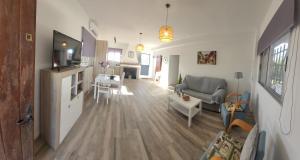 TV a/nebo společenská místnost v ubytování Villa Manolita