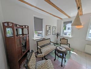 een woonkamer met stoelen en een tafel bij Gästehaus Loreley - Alte Heerstrasse in Fellen
