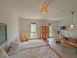 een woonkamer met een bed en een tafel bij Gästehaus Loreley - Alte Heerstrasse in Fellen