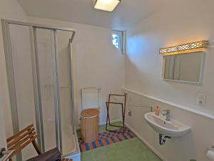 een badkamer met een wastafel en een douche bij Gästehaus Loreley - Alte Heerstrasse in Fellen +51 foto's