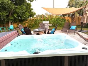 Πισίνα στο ή κοντά στο Escape near to Siesta Key with Hot Tub, BBQ, and Fireplace