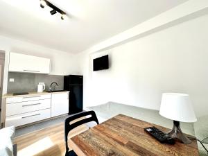 a living room with a table with a lamp on it at leszczynki parter III in Gdynia +7 photos